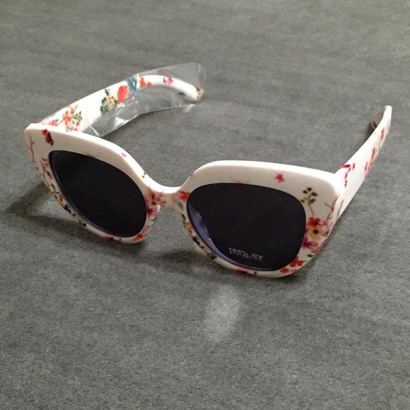 Last One! Torrid WHITE FLORAL CAT EYE SUNGLASSES - Picture 7 of 9